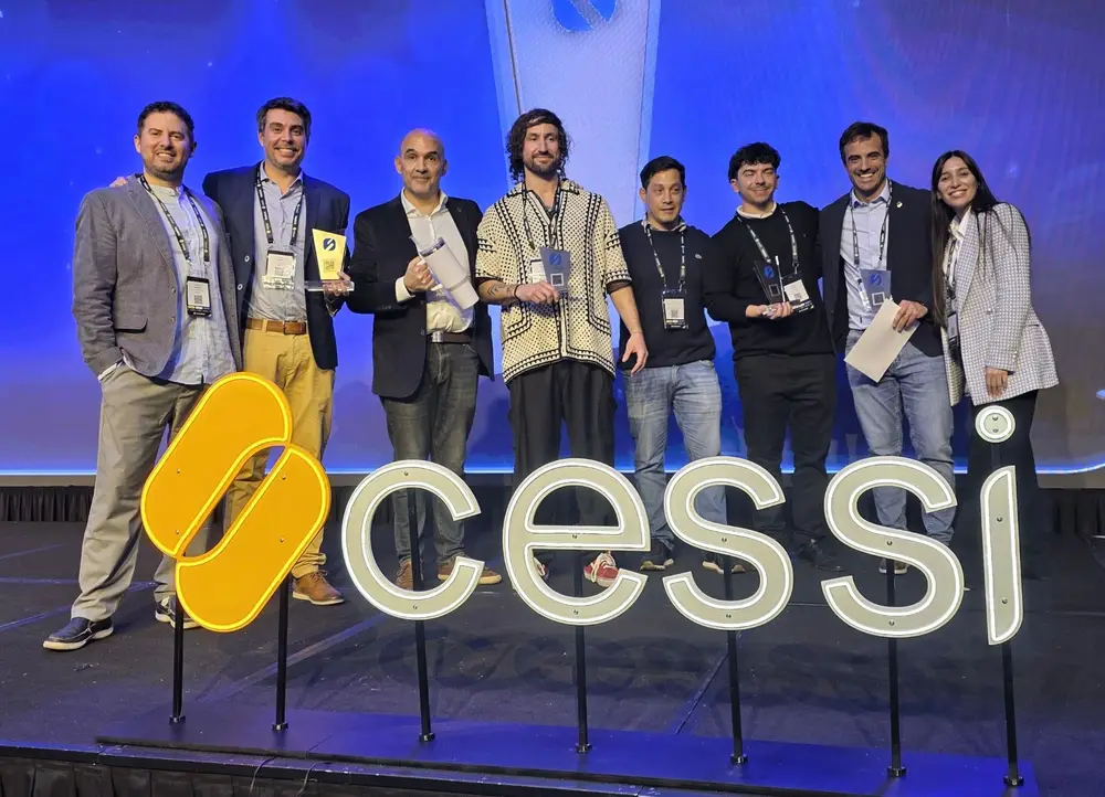 Representantes de ATICMA y de empresas de Mar del Plata con sus premios, en el escenario de los Premios Sadosky 2026 de CESSI